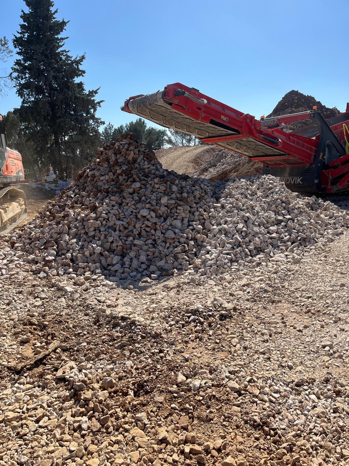 Concasseur-cribleur Sandvik produisant des granulats calcaires à partir de matériaux excavés sur la plateforme Materrea