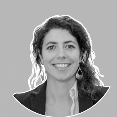 Portrait noir et blanc de Laurie Métais, Réemploi & écosystème chez MAS Réemploi.